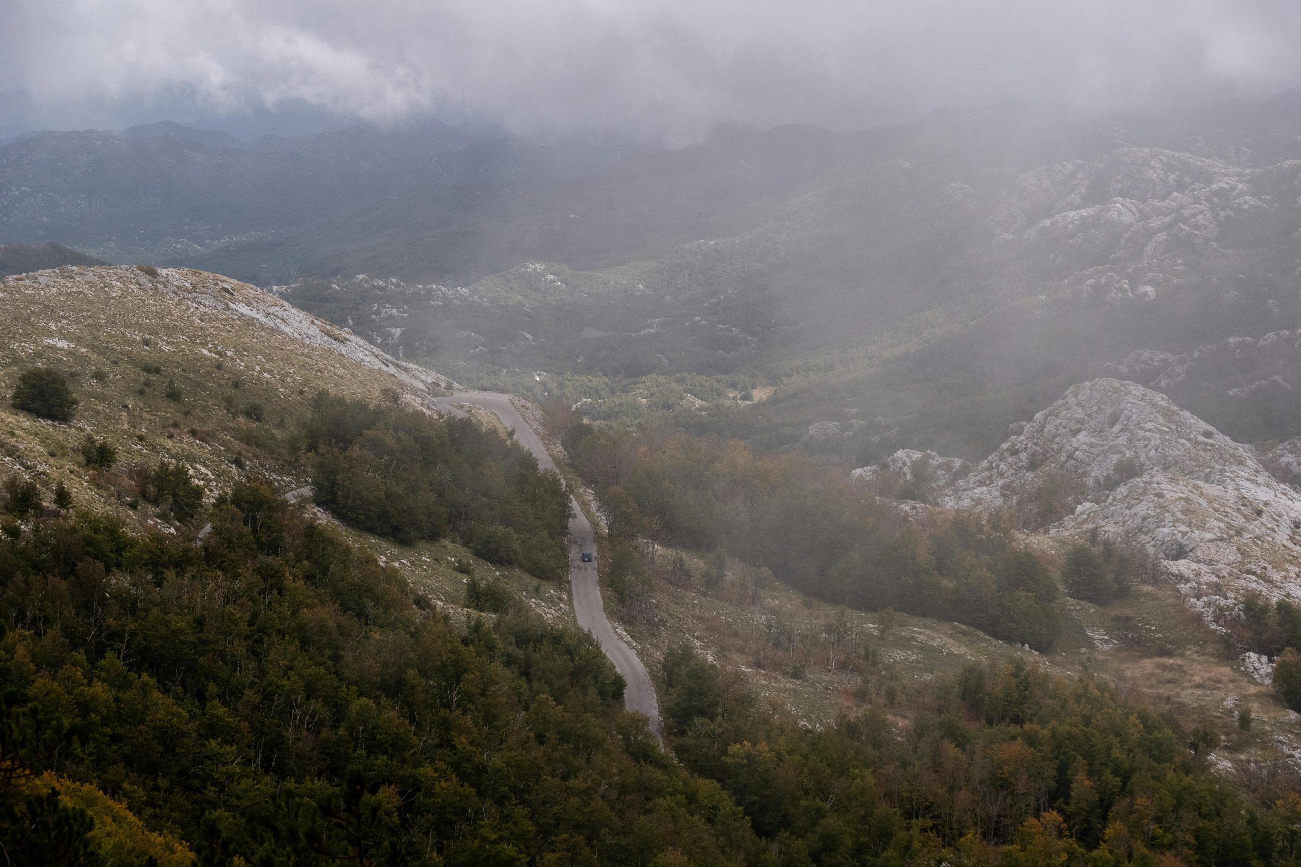 Montenegro mägiteed on täiesti hullud Captured from above, this misty mountain landscape in Montenegro showcases serene natural beauty.
