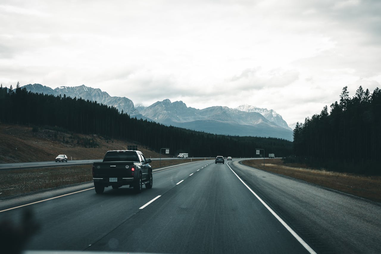 Tegemised A picturesque drive through the mountains of Banff with clear highway views.