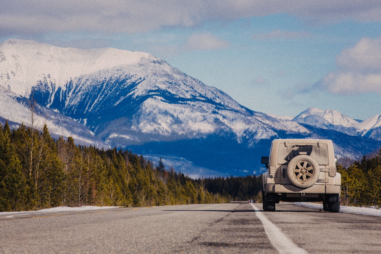 Avaleht Explore the breathtaking mountain roads of Banff, Canada on an epic adventure.