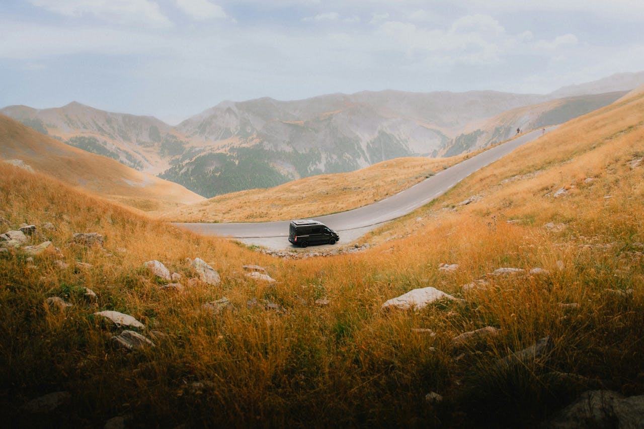 Tegemised Explore the beautiful landscapes of the French Alps with a stunning mountain road view.